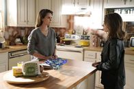 The Americans – Elizabeth Jennings (Keri Russell, l.); Paige Jennings (Holly Taylor, r.)