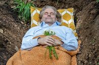 Sturm der Liebe – Michael (Erich Altenkopf) träumt, lebendig begraben zu werden.