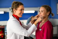 Bettys Diagnose – Helena von Arnstett (Claudia Hiersche, l.) und Mia Kunze (Antonia Döring, r.)