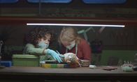 Saïd und Anna – Saïd und Anna verarzten den Teddybär mit Pflastern und Verbänden.