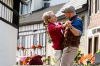 Horst Lichter - Keine Zeit für Arschlöcher – Ein Moment der Ausgelassenheit: Horst Lichter (Oliver Stokowski, r.) tanzt mit seiner Mutter Margret (Barbara Nüsse, l.) auf einem Marktplatz zu einem Schlager.