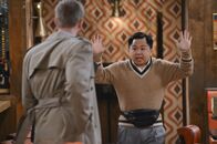 2 Broke Girls – Als plötzlich ein Schurke (Tom Christensen, l.) in Han Lees (Matthew Moy, r.) Diner auftaucht, wächst dieser regelrecht über sich hinaus ...