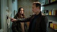 Tatort – Merkwürdig: Warum verbarrikadiert sich ein einfacher Autohändler in seiner Wohnung? Lynn de Baer (Gaite Jansen) und Falke (Wotan Wilke Möhring) wittern ein Geheimnis.