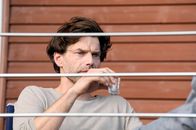 Der Bergdoktor – Tom (Johannes Brandrup) ist traurig, dass seine Beziehung zu Lena nicht besser wird und ertränkt den Schmerz im Alkohol.