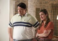 Young Sheldon – Wollen die Beziehung zu ihren Kindern vertiefen: George sen. (Lance Barber, l.) und Mary (Zoe Perry, r.) ...