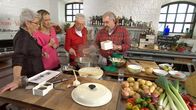 Kochen mit Martina und Moritz – Martina Meuth und Moritz Neuner-Duttenhofer (2.v.r.) feiern Weihnachten - und werden mit ausgesuchten, prominenten Gästen und Freunden überrascht, die in diesem Falle die beiden Kultköche des WDR Fernsehens mit feinen, kulinarischen Köstlichkeiten verwöhnen wollen. - Martina Meuth (l) und Moritz Neuner-Duttenhofer mit ihren Gästen Tamina Kallert (2.v.l.) und Dietmar Bär (r, "Tatort") - hier bei der Zubereitung von Champagner Kraut.