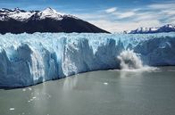 Magische Anden – Der Perito Moreno Gletscher und seine fast 70 Meter hohe Gletscherfront. Haushoch sind die Gletscherbrocken, die in den Lago Argentino stürzen, wenn der der Druck auf die Gletscherzunge zu groß wird.