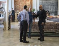 Navy CIS: L.A. – Nachdem sein Bruder Gabriel entführt wurde, erhoffen sich Callen (Chris O'Donnell, M.) und Sam (LL Cool J, r.) Informationen von Ben Mir (Salem Mikhael, l.). Doch kann er ihnen weiterhelfen?