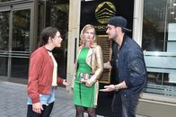 Alles oder Nichts – v.l.n.r.) Jenni (Anna Mennicken), Anja (Franziska Breite) und Rocko (Marc Barthel) nach Melissas Angebot wohl entscheiden?