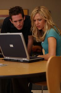 It's Always Sunny in Philadelphia – Dee (Kaitlin Olson, r.) und Dennis (Glenn Howerton, l.) beschließen Sozialhilfe zu beantragen - mit fatalen Folgen ...