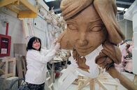 360° - Geo-Reportage – Marie Carmen Herrando arbeitet bei der Herstellung der riesigen Figuren mit.