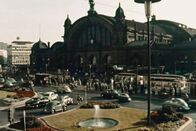 Cold Case – Das Frankfurter Bahnhofsviertel ist berüchtigt, es entwickelt sich seit den 1950er Jahren nachts zum Mittelpunkt von Drogen, Kriminalität und Prostitution.