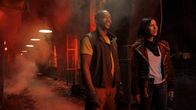 Twisted Metal – John (Anthony Mackie) und Quiet (Stephanie Beatriz) tauchen in die Dunkelheit eines unterirdischen Gangs ein – auf der Suche nach dem Paket.