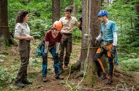 Der Ranger - Paradies Heimat – Nachdem Laura Bothe (Giulia Goldammer, 2.v.l.) fast vom Baum gefallen ist, machen sich ihr Freund Florian Weber (Philip Birnstiel, r.), Emilia Graf (Liza Tzschirner, l.), Jonas Waldek (Philipp Danne, 2.v.r.) Sorgen ob etwas nicht mit ihr stimmt.