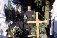 Die Rosenheim-Cops – Für die beiden Brüder Leopold (Sebastian Feicht, li.) und Ferdinand Buchinger (Sebastian v. Koch) ist klar, dass der alte Holdenrieth Schuld am Tod ihres Vater ist.
