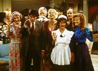 Dharma & Greg – Die gesamte Familie hat sich als Südstaatler verkleidet, um Al Gore, den Vizepräsidenten der USA, zu begrüßen. V.li.n.re.: Kitty (Susan Sullivan), Greg (Thomas Gibson), Edward (Mitch Ryan), Dharma (Jenna Elfman), Celia (Lillian Hurst), Larry (Alan Rachins) und Abby (Mimi Kennedy).