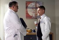 In aller Freundschaft – Hans-Peter Brenner (Michael Trischan, links) soll mit Dr. Kaminski (Udo Schenk) einen Ultraschall durchführen. Hans-Peter fällt es sehr schwer, seinen alten Kollegen der Pflegeabteilung Anweisungen zu geben. Um von vornherein klare Bedingungen zu schaffen, führt Dr. Kaminski mit Brenner ein Grundsatzgespräch: Zwischen Baum und Borke fühlen sich vielleicht Käfer wohl, aber kein angehender Arzt.