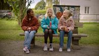 Glow – Naomi und Jenny versuchen Kim aufzuheitern, aber die kann nur an ihre Aufnahmeprüfung denken. Wie soll sie das bloß schaffen? (von links nach rechts: Solyana Tesfaye Tikabo, Bianca Ghilardi-Hellsten, Anine Bonnevie Nagell-Høyer)