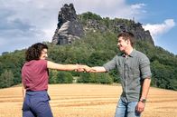 Der Ranger - Paradies Heimat – Den Gartenschläfern im Unfallauto geht es gut - und auch Emilia (Liza Tzschirner) und Jonas (Philipp Danne) können wieder lächeln