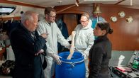 Tatort (NDR) – Hat Toby Exner ein Verbrechen geplant? Klaus Borowski (Axel Milberg, l.) und Mila Sahin (Almila Bagriacik) finden Hinweise an Bord der „Kitty“.