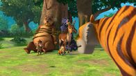 Das Dschungelbuch – Die drei frechen Kinder: das Äffchen Trikki, das Tigerkind Chota und der kleine Hirsch Chuchip, haben Bär Balu und Panther Baghira an den Baum gefesselt. Es sollte ein Spaß sein, doch nun taucht Tiger Shir Khan auf.