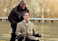 Ziemlich beste Freunde – Philippe (François Cluzet) genießt die unkomplizierte Art seines neuen Pflegers Driss (Omar Sy, li.).