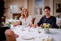 Sturm der Liebe – Sophia und Christoph machen Massimo (Philip Birnstiel, r.) und Katja (Isabell Stern, r.) ein versöhnliches Angebot.