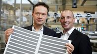 Leschs Kosmos – Flexible Solarzellen für Mobilgeräte - eine Solarfolie dient als effiziente, vielseitig einsetzbare und bezahlbare Energiequelle für selbstaufladende Geräte, wie Kopfhörer und Fahrradlampen. Erfunden von Henrik Lindström (l.) und Giovanni Fili (r.)