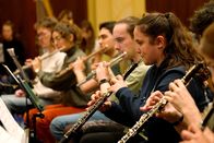 Sternstunde Musik – Sternstunde Musik Sinfonische Jugend – Musik in vier Sprachen Léane Plain, 21, aus Gibswil ZH studiert Oboe an der ZHDK und träumt davon Orchestermusikerin zu werden und zu unterrichten. Copyright: SRF/MOHRvision; Screenshot