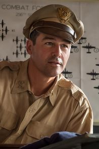Catch-22 – Colonel Cathcart (Kyle Chandler)