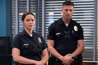 The Rookie – Als Sergeant Grey von der Rookie-Wette erfährt, ruft er Officer Chen (Melissa O'Neil, l.) und Officer Bradford (Eric Winter, r.) in sein Büro. Die Konsequenz: Sie müssen ihre Rookies tauschen.