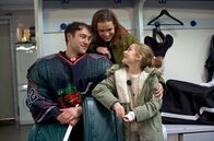 Großstadtrevier – Crocodiles-Torwart Clemens Frey (Malte Thomsen, l.) hängt sehr an seiner Schwester Ida (Kirstin Suckow, M.) und seiner asthmakranken Nichte Enna (Emma Torner, r.). Bringt er sie mit seinem Verhalten in Gefahr?