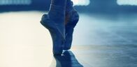L'Opéra - Dancing in Paris – Der Ballettwettbewerb in Varna hat begonnen. Den Tänzerinnen und Tänzern steht ein harter Kampf um den Titel eines der renommiertesten Ballettevents mit Konkurrenz aus der ganzen Welt bevor. Können die jungen Talente diesem Druck standhalten?