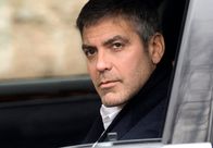 Michael Clayton – Michael Clayton (George Clooney) observiert einen Kunden.