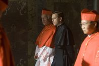 Illuminati – Der Papst ist tot, das Konklave zur Wahl eines neuen Pontifex hat eben begonnen. Die Staatsgeschäfte ruhen kommissarisch in den Händen des "Camerlengos" (Ewan McGregor, M.). Während das Kardinalskollegium im Wahlstress ist, werden Kardinal Strauss (Armin Mueller-Stahl, l..) und drei weitere Kardinäle von den Illuminati entführt ...