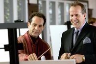 Monk – (v.li.) Tony Shalhoub (Adrian Monk), Peter Stormare (Petya Lovak).