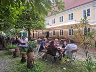 Landgasthäuser Feste – Der idyllische Biergarten vom Schloss Blumenthal in Aichach.