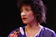 Kulturplatz – Clownin Lisa Bögli auf der Bühne im Kostüm