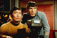 Raumschiff Enterprise – Mr. Spock (Leonard Nimoy, r.) und Sulu (George Takei, l.) suchen verzweifelt nach der Schwachstelle des Roboterschiffes...