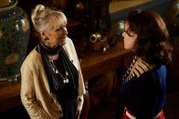 Father Brown – Bunty (Emer Kenny, r.) will herausfinden, welche Beziehung Lady Ursula Lansford (Carol Royle, l.) zu der ermordeten Autorin hatte.