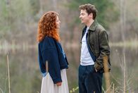 Sturm der Liebe – Fanny (Johanna Graen, l.) freut sich, dass Kilian (Anthony Paul, r.) ihre Zweisamkeit gerettet hat.