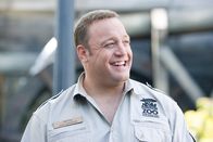 Der Zoowärter – Tierpfleger Griffin Keyes (Kevin James) ist ein außerordentlich netter und gemütlicher Zeitgenosse, der in seiner Arbeit im Franklin Park Zoo ganz und gar aufgeht. Leider hat sich sein berufliches Glück noch nicht auf sein Privatleben übertragen...