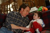 Malcolm mittendrin – L-R: Hal (Bryan Cranston), Jamie (James Rodriguez)
