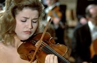 Sternstunden der Musik – Im Alter von 16 Jahren spielt das Ausnahmetalent Anne-Sophie Mutter das Violinkonzert von Beethoven.