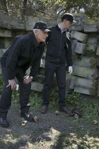 Navy CIS – Der Mord an einem Marine-Sergeant bringt Gibbs (Mark Harmon, l.) und McGee (Sean Murray, r.) ins Grübeln. Haben sie ein Hinweis am Tatort übersehen?