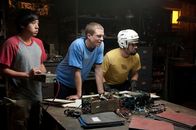 Project: Almanac – Für die Highschool-Freunde Adam (Allen Evangelista, l.), David (Jonny Weston, M.) und Quinn (Sam Lerner, r.) scheint ein Traum in Erfüllung zu gehen: Sie schaffen es, den Prototypen einer Zeitmaschine von Davids Vater in Gang zu bringen, und gestalten sich mit ein paar Zeitreisen nun die Welt, wie sie ihnen gefällt ...