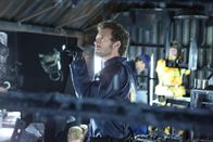 Bones - Die Knochenjägerin – Hodgins (TJ Thyne) sucht in einem ausgebrannten Bunker, in dem eine ehemalige Militärangehörige den Tod gefunden hat, nach Spuren. Die Verwendung des sendungsbezogenen Materials ist nur mit dem Hinweis und Verlinkung auf TVNOW gestattet.; Hodgins (TJ Thyne) sucht in einem ausgebrannten Bunker, in dem eine ehemalige Militärangehörige den Tod gefunden hat, nach Spuren. Die Verwendung des sendungsbezogenen Materials ist nur mit dem Hinweis und Verlinkung auf TVNOW gestattet.