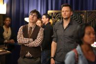 Community – Weil Professor Duncan (John Oliver, l.) Britta rumkriegen will, rät ihm Jeff (Joel McHale, r.) wohltätig zu denken ...