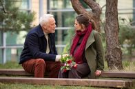 In aller Freundschaft – Hilder Renner (Karoline Teska) kann es nicht fassen, dass ihr Vater Volker Renner (Frank Leo Schröder) ihren Ex-Mann angerufen hat. Dieser solle jetzt ausschließlich für Hilda da sein und auf Dates mit anderen Frauen bis auf weiteres verzichten.