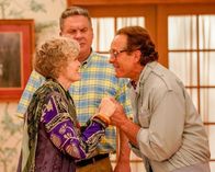 The Goldbergs – v.li.: Karen English (Stephnie Weir), Murray Goldberg (Jeff Garlin), Dr. Katman (Steve Guttenberg)